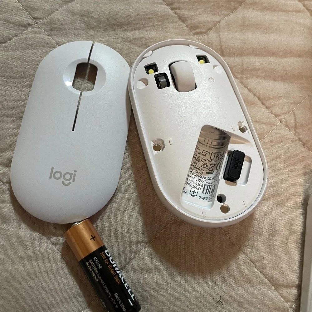 Logitech Bluetooth Keyboard and Mouse in white